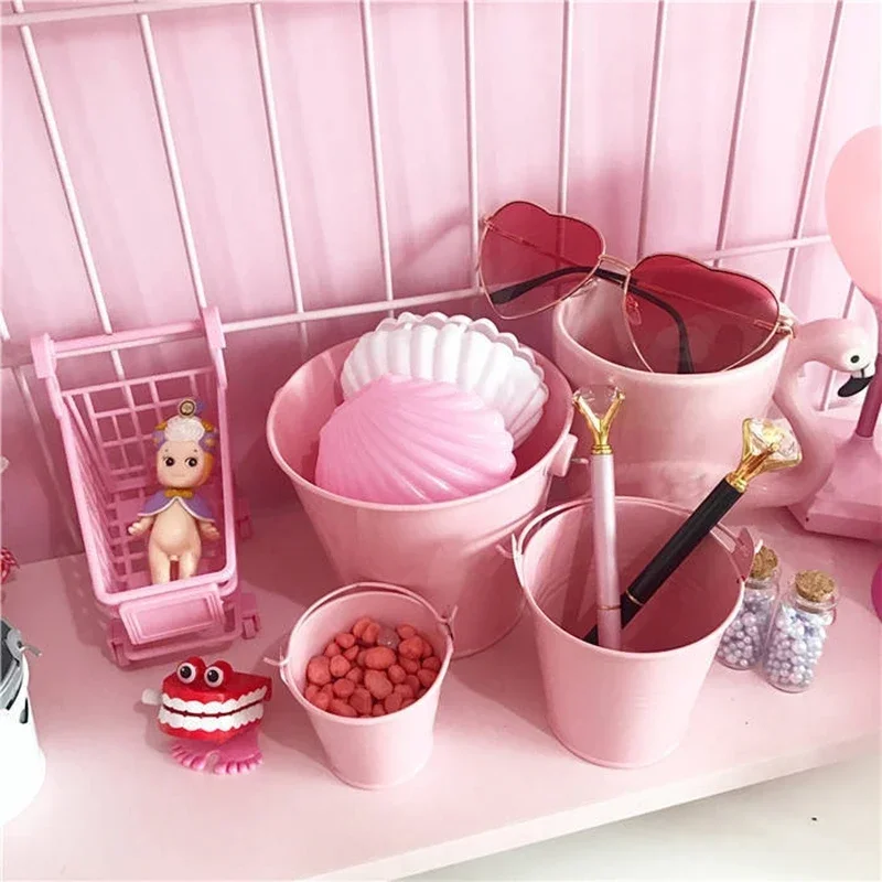 Mini Pink Desktop Bucket Cute Girl Heart Small Iron Hollow Out Bucket Stationery Storage Pen Holder Box Decoration Ornament