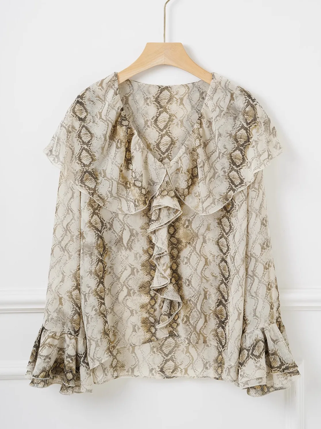 

Ele V-ne irt Snake Skin Print Bell Sve Gentle Design Sense French Sle Women's Premium Faion Top Summer Outfit