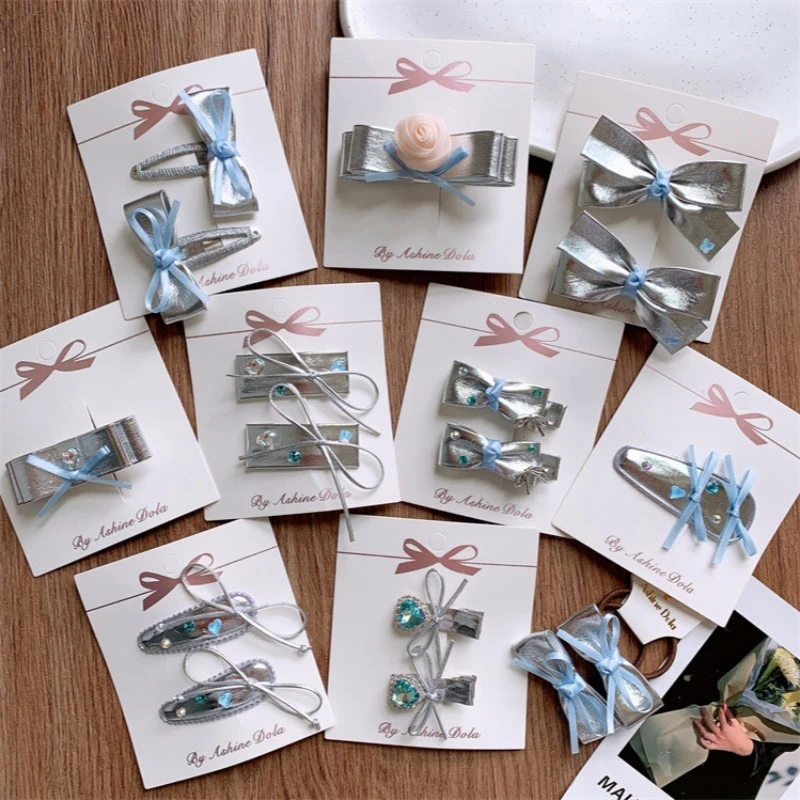 

Модные серебряные заколки-бантики для маленьких девочек, с дизайном из искусственной кожи, боковые зажимы, нескользящие, не оставляют заломов, надежная фиксация, для повседневного использования