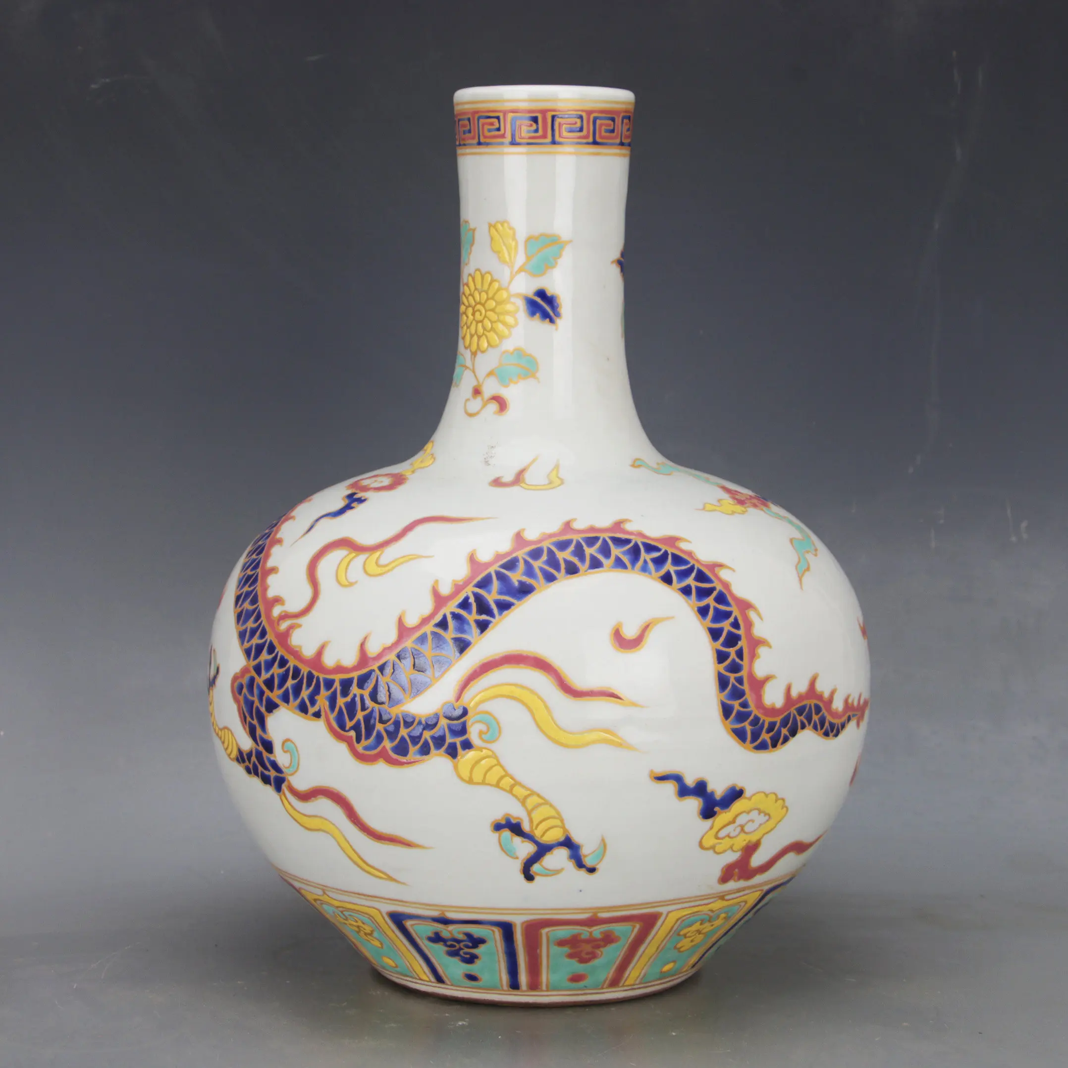 Vintage Style Ming Xuande Wucai Doucai Dragon Pattern Tianqiu Globular Vase Home Decor Collectible