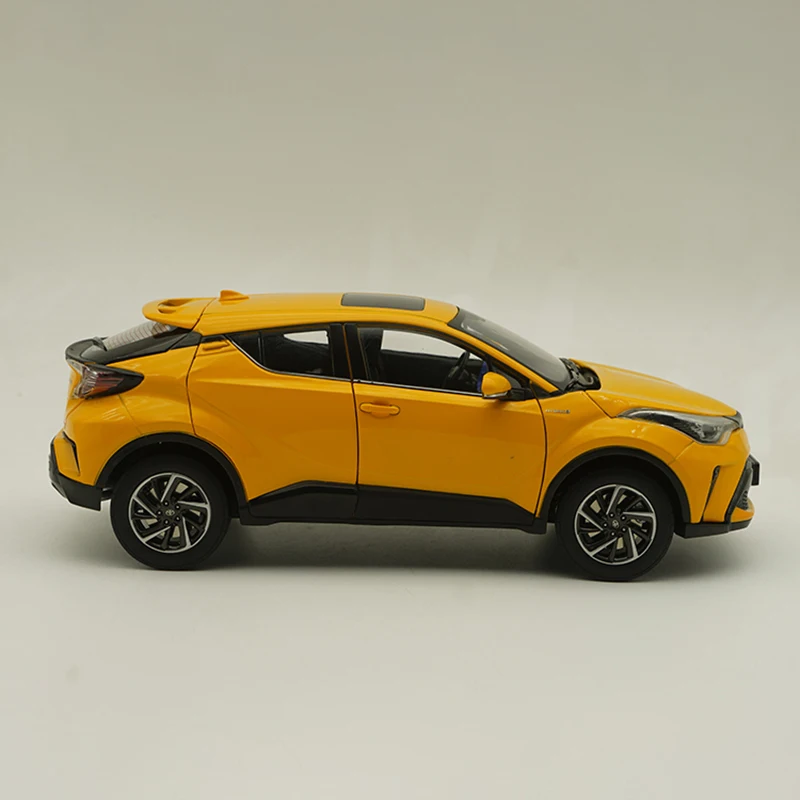 1:18 Scale Diecast Alloy C-HR CHR TOYOTA SUV Toys Cars Model Classics Nostalgia Adult Collectible Souvenir Gifts Static Display