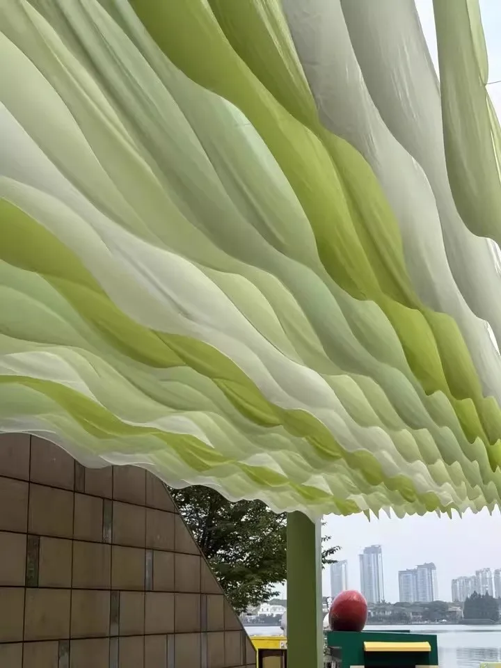 Windgetriebener Decken-Dekorationsstoff für Outdoor-Partys, Regenbogenfarbener Vorhang für Restaurants, Ferienhäuser und Aussichtspunkte, Stoffspitze – Detail 10