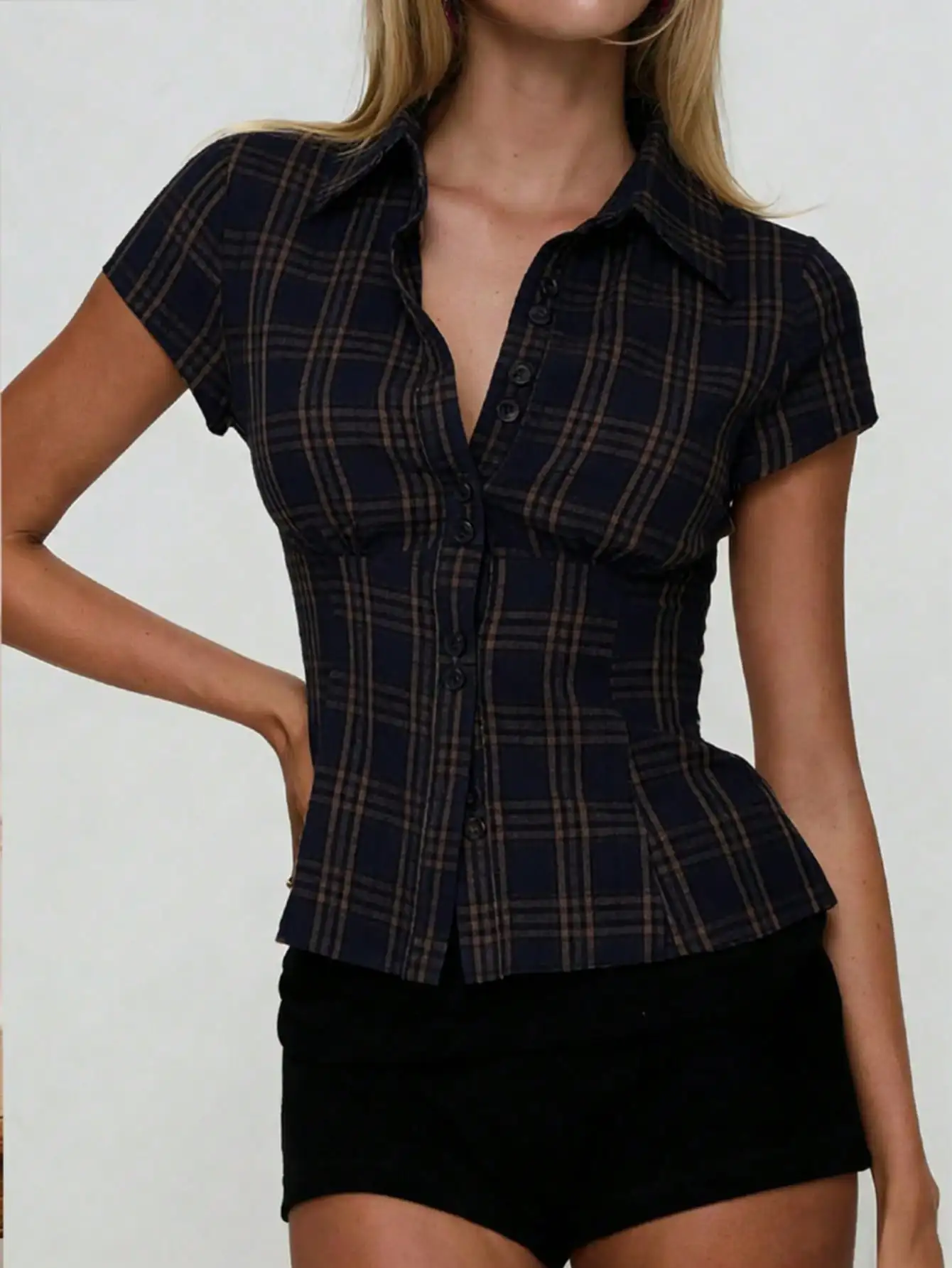 

This classic plaid pleated button-down short-sleeved women's shirt is a retro-style casual slim fit, suitable for everyday commu