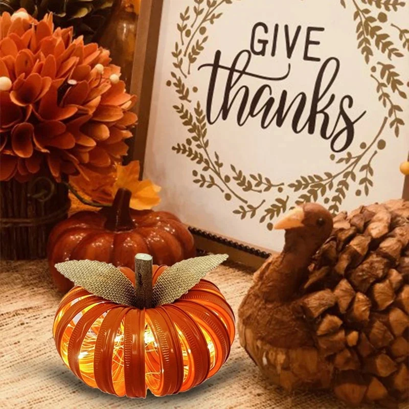 Женское украшение в виде светящейся тыквы на Хэллоуин