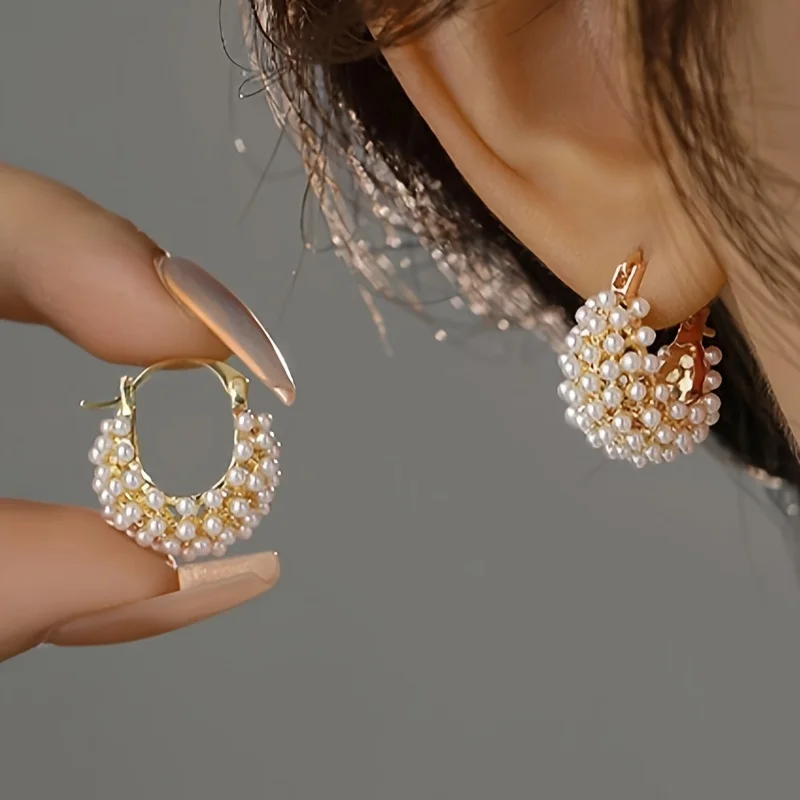 Deslumbantes pendientes de perlas artificiales, diseño de lujo premium, elegancia atemporal para un acento de oreja de moda, es adecuado para uso diario