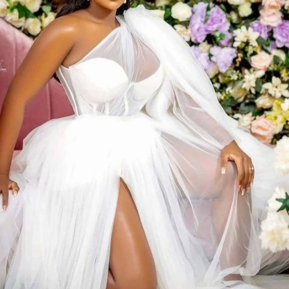 ชุดแต่งงานแบบไหล่เดียวผ่าสูงเหนือเข่าทรงเอไลน์ยาวกรอมพื้นผ้าทูลล์สำหรับงานแต่งงานสั่งตัดได้