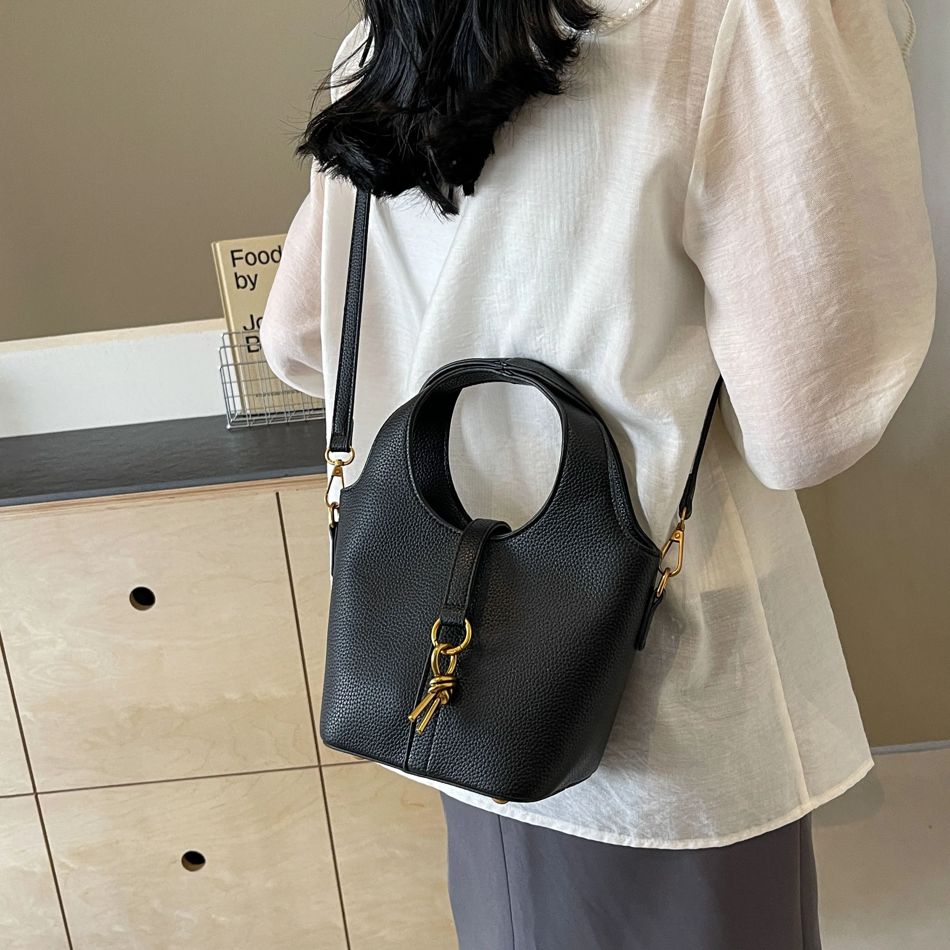 This year\'s popular bag women 2024 new fashion fashion senior sense to work hand commuting single shoulder crossbody bucket bag