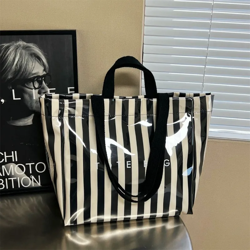Nouveau sac fourre-tout grande capacité à rayures style coréen, sac à bandoulière en PVC tendance, sac à main décontracté pour le shopping et les trajets quotidiens, sac en gelée