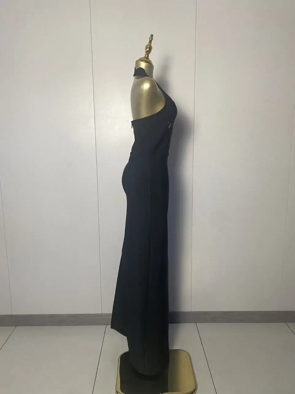 فستان نسائي جديد مثير موديل 2025 بدون أكمام مع رسن أسود ميدي فستان ضيق 2025 أنيق للسهرة والنوادي الفاخرة فساتين حفلات أعياد الميلاد