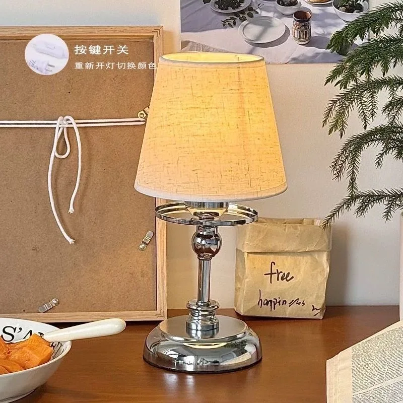 

Трехцветная теплая настольная лампа, прикроватная лампа для спальни, американская ретро теплая французская декоративная лампа в стиле Баухаус