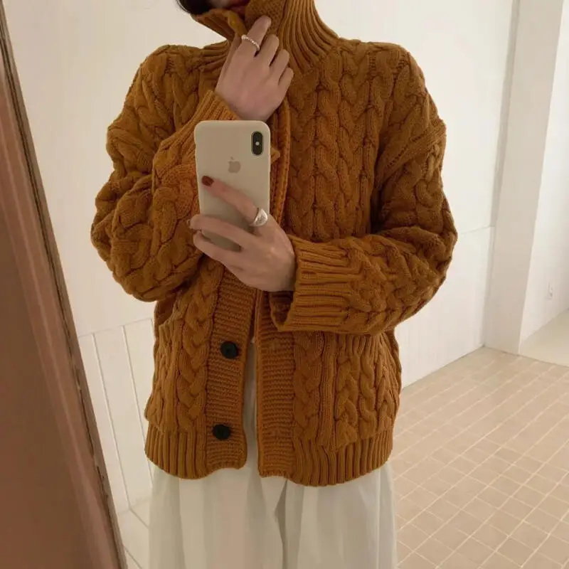 เสื้อคาร์ดิแกนถักไหมพรมสำหรับผู้หญิง สไตล์ลำลอง ใส่ได้ทั้งฤดูใบไม้ร่วงและฤดูหนาว ผ้าถักเนื้อหนา ทรงหลวม คอตั้ง สีพื้น