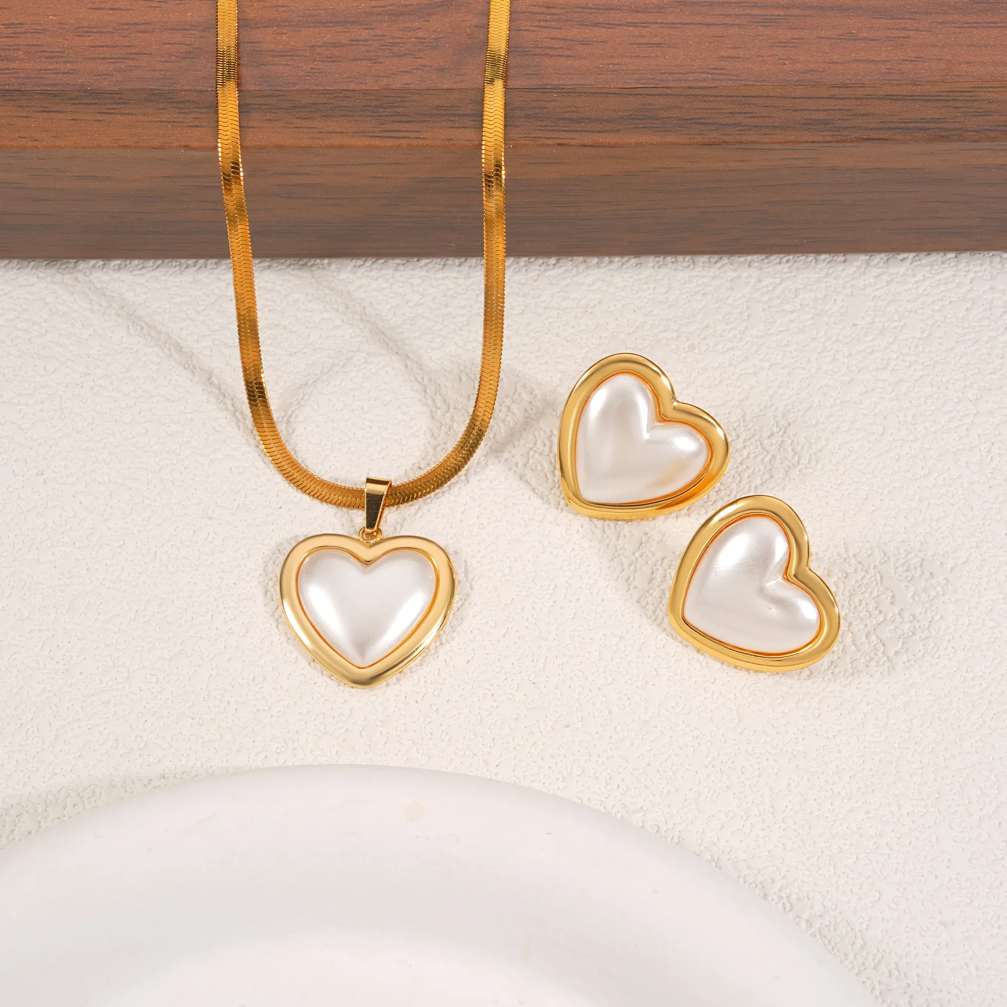 3-teiliges Edelstahl-Schmuckset mit herzförmigem Fritillaria-Motiv, Halskette und Ohrringe für Damen, wasserdicht, als Geschenk für Partys und Hochzeiten geeignet.
