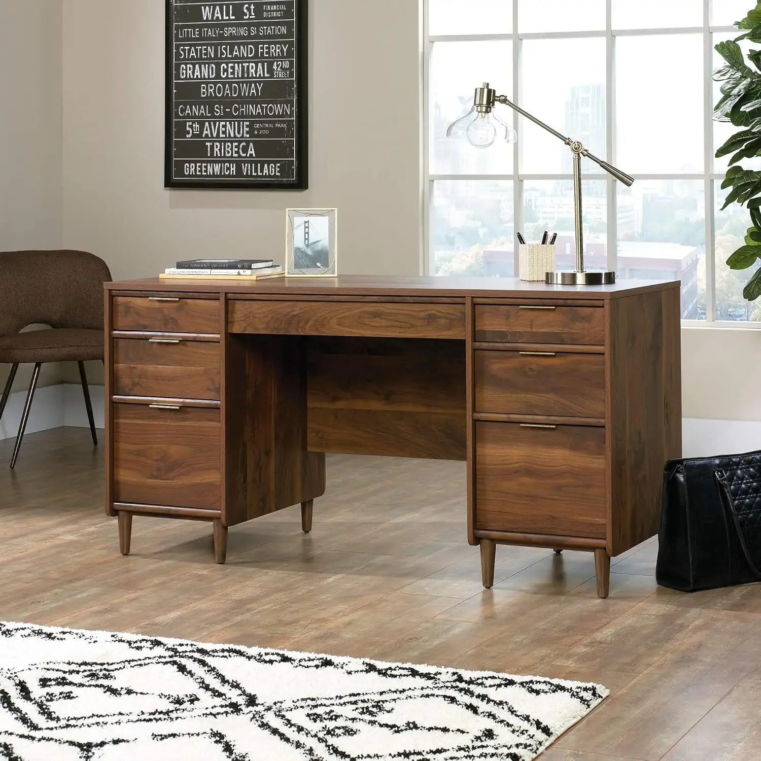 

Sauder Clifford Place Executive Desk, стол с отделкой Grand Walnut