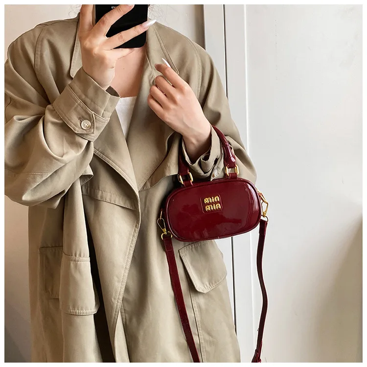 

Retro patent leather bag women 2025 popular new foreign style versatile messenger bag niche portable bowling bag
