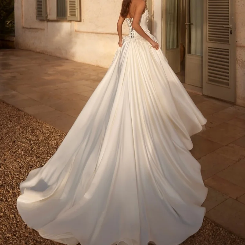 サテンアイボリーホワイトのウェディングドレス コルセットレースオフショルダーブライダルガウン 3Dフラワーロングテール多層製 ﻿ カスタマイズ