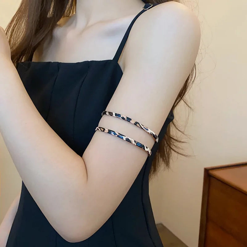 Bransoletka w panterkę, skręcana, plisowana, otwarta, retro, skórzana, w stylu etnicznym, personalizowana, niszowa, z charakterystycznym designem, ozdoba na rękę.