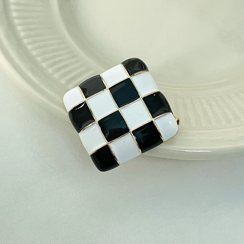 Easya Classic Plaid Ladies Luxury Jewelry Apparel Accessories Black and White Enamel Brooch for Girls Exotic Birthday Gift