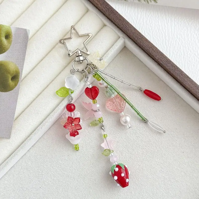 Handgefertigter Modischer Erdbeer-Tulpen-Schlüsselanhänger in Leuchtendem Rot, Kokett, Dekorativer Anhänger, Leicht, für Rucksack, Täglichen Gebrauch, Geschenk – Detail 3