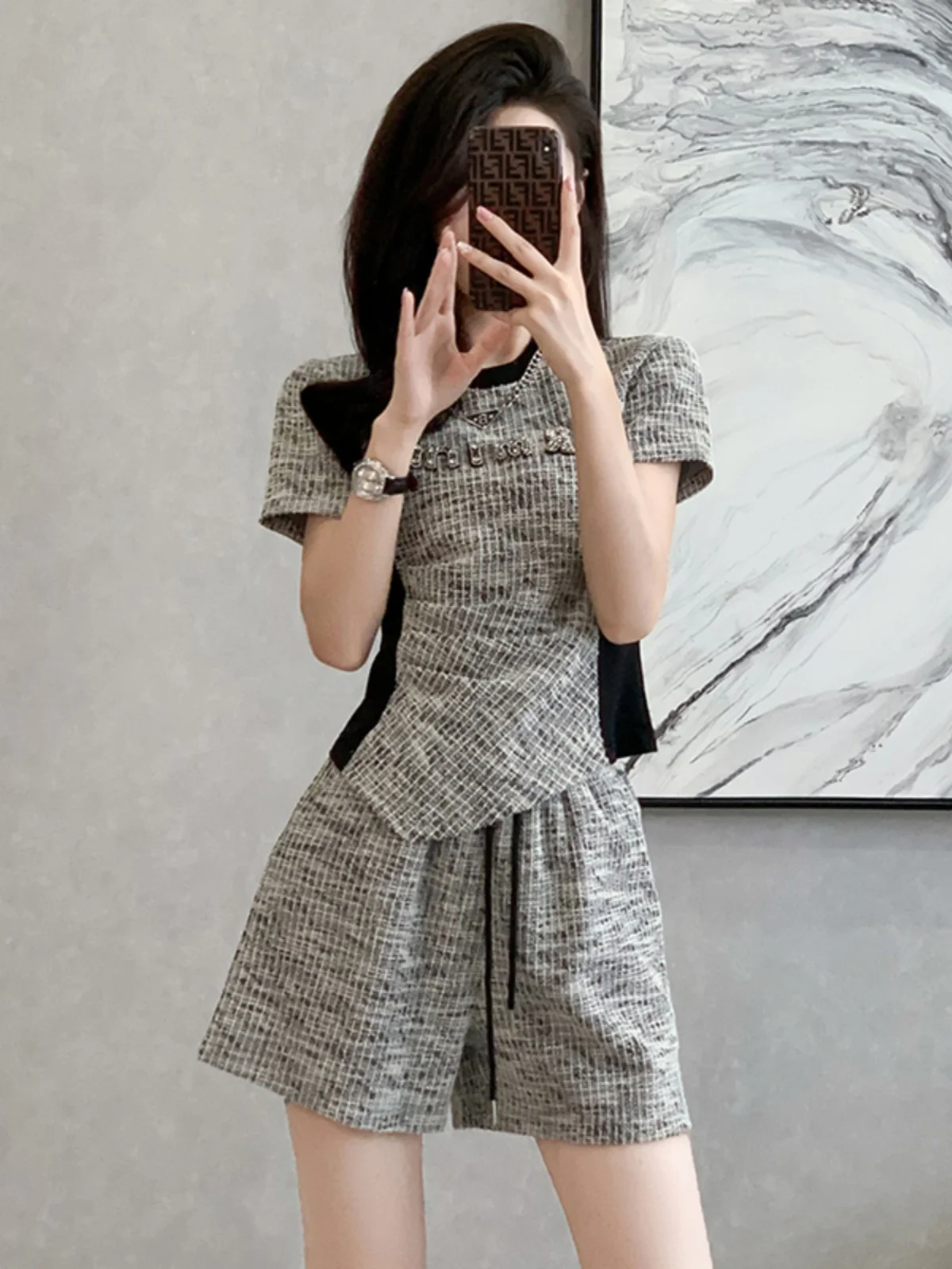 

Комплект в гонконгском стиле: ретро-спортивный повседневный костюм для женщин, летний, с завышенной талией, утягивающий, с коротким рукавом и шортами, из двух предметов, элегантный, европейский стиль.