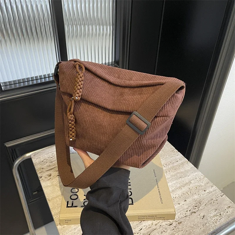 

Single Shoulder Bag Retro Versatile Corduroy for Female Students, Simple Casual Canvas Phone Bag, Crossbody Bag Un Sac Épaule