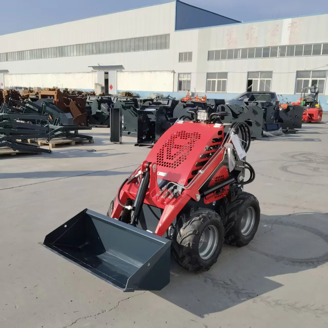 جرافة انزلاقية صغيرة للغابات 600 كجم جرافة صغيرة مع جرافة انزلاقية هيدروليكية دلو #4