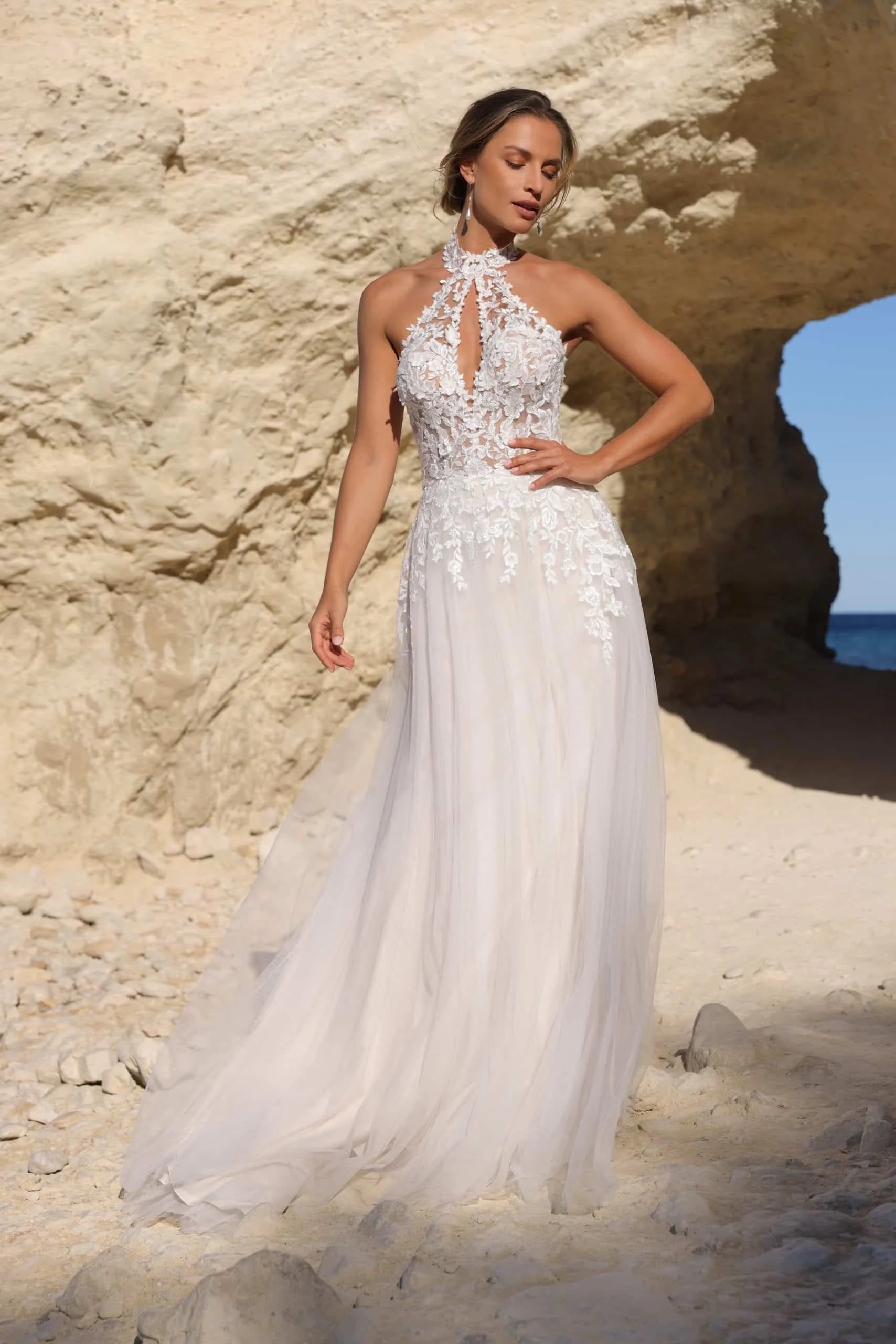 Customized Halter Backless Wedding Dresses For Women Lace Appliqued A-line Russian Bride Dress Keyhole vestidos de novia 2026