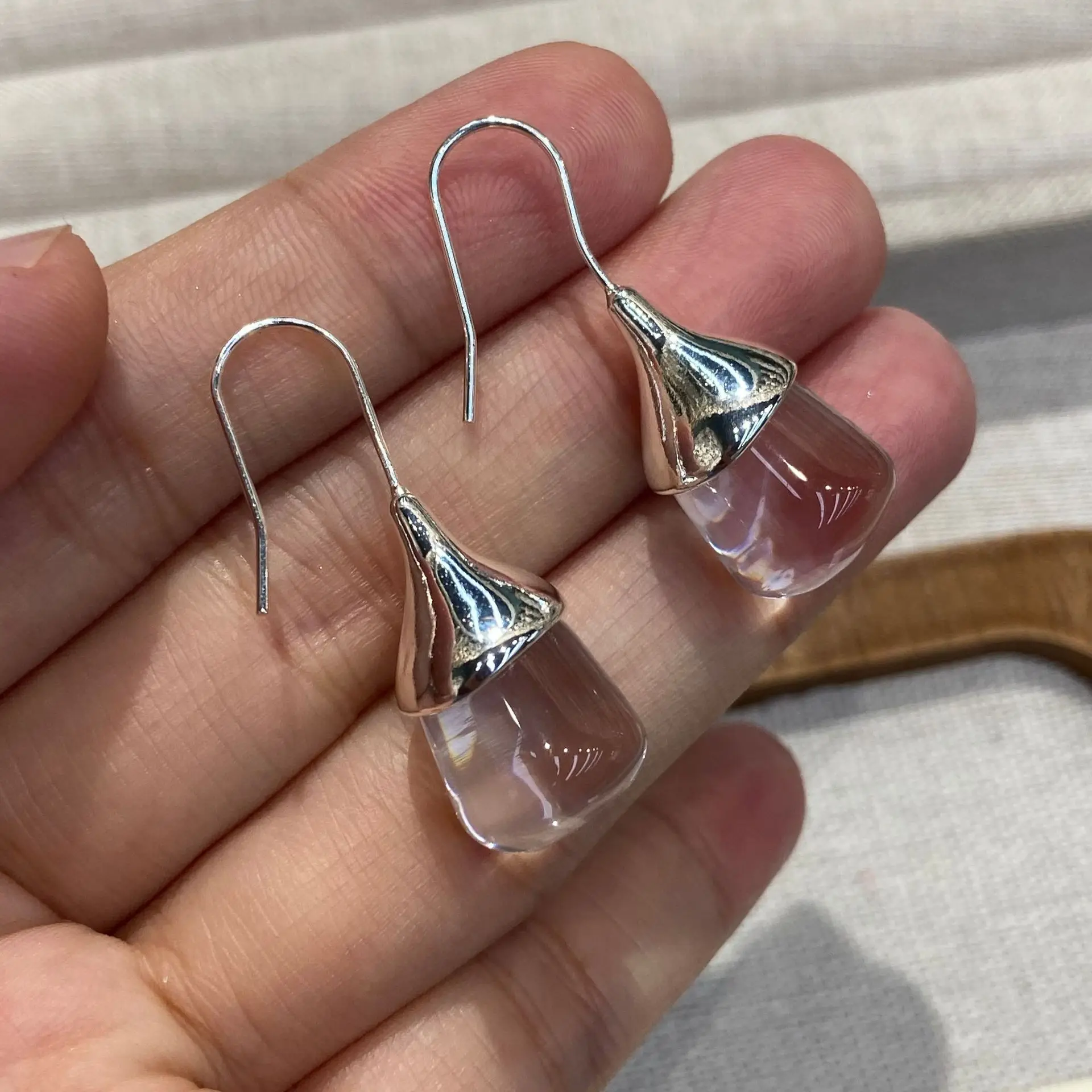 

Женские серьги-капли с серебряными иглами S925 и белыми кристаллами