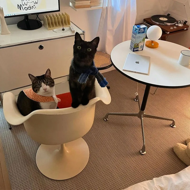 Nordic medieval Eames round table, simple household small apartment dining table designer