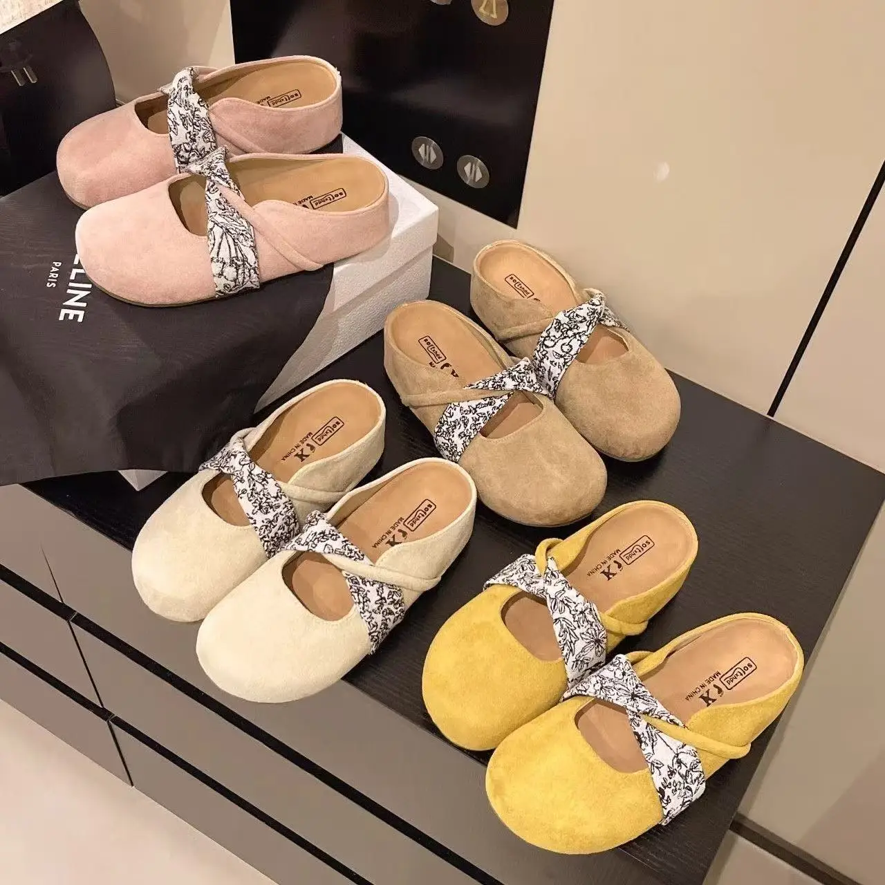 HKDQ Women's Mules Round Toe Flat Suede-Look Upper Floral Pattern Detail Slip-On Casual Fashion Daily Walking Trendy Footwear
