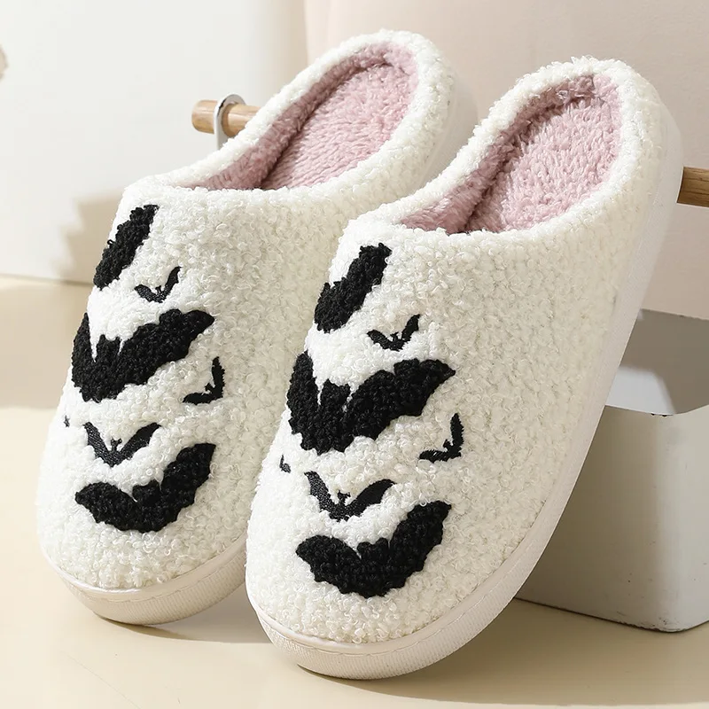 Zapatillas de algodón peludas y acogedoras con suela gruesa para el hogar con diseño de murciélago de Halloween, zapatillas de interior antideslizantes cálidas con personalidad para hombres y mujeres pueden usar