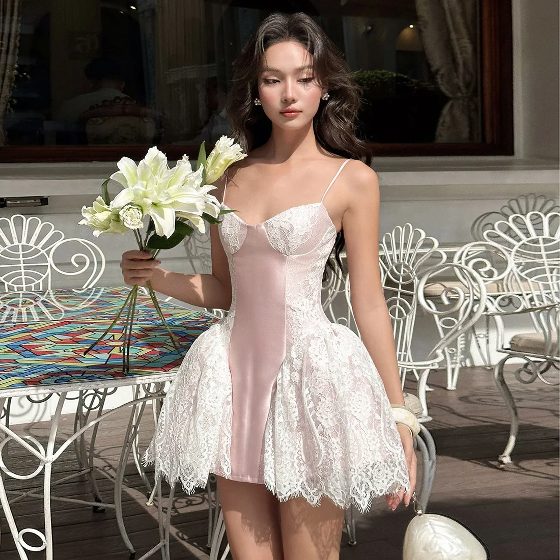 เดรสสายเดี่ยวสีชมพูอ่อนแต่งลูกไม้ซ้อนทับ ดีไซน์เปิดไหล่พองๆ  สำหรับผู้หญิง สไตล์ซีทรู  ชิคๆ เหมาะสำหรับงานพรอม งานปาร์ตี้  ช่วงฤดูใบไม้ผลิ