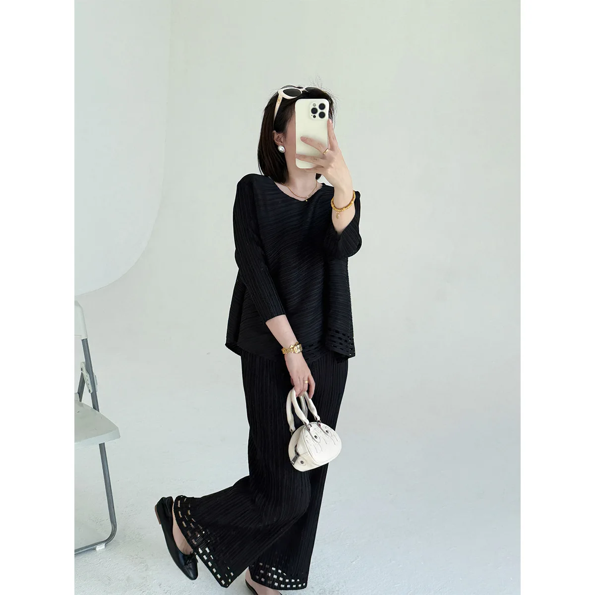 

Костюм Miyake Pleated 2026: Новая весенне-летняя коллекция, модный комплект из топа с круглым вырезом и свободных брюк с ажурным дизайном, универсальный прямой крой, комплект из двух предметов