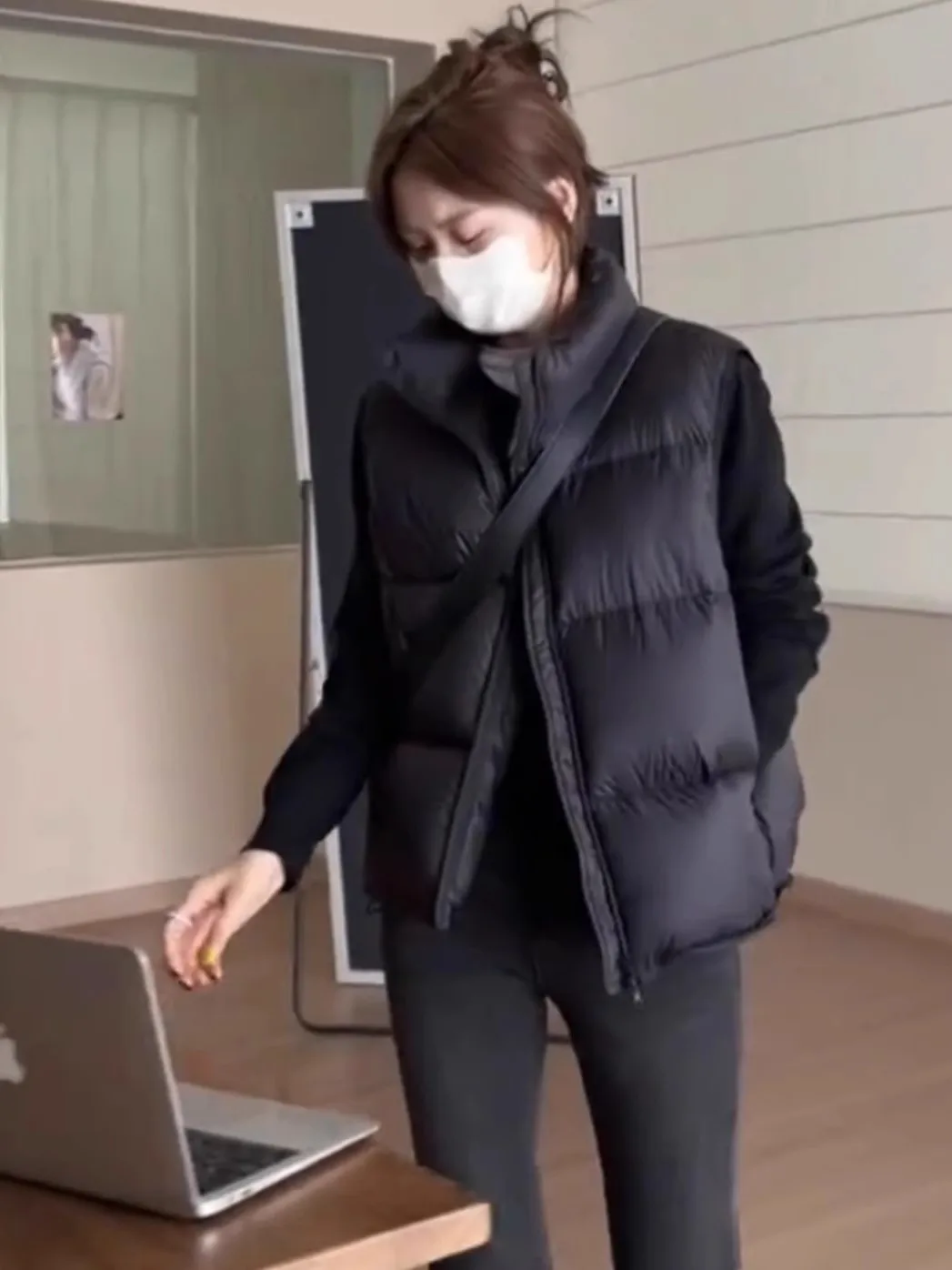 

Модный женский пуховый жилет из белого утиного пуха, осенне-зимняя новинка, черная куртка с воротником-стойкой и подплечниками, шикарная верхняя одежда