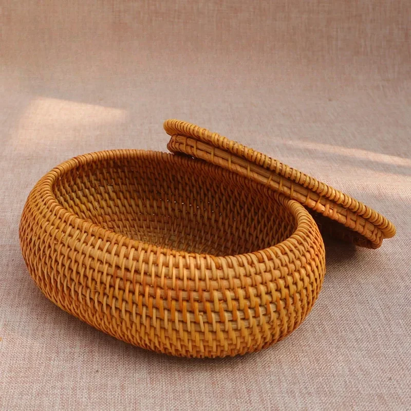 Hand-Woven Rattan Basket with Lid Retro Storage Box Jewelry and Tea Set Simple and Elegant Home Organizer Classic Keepsake Box