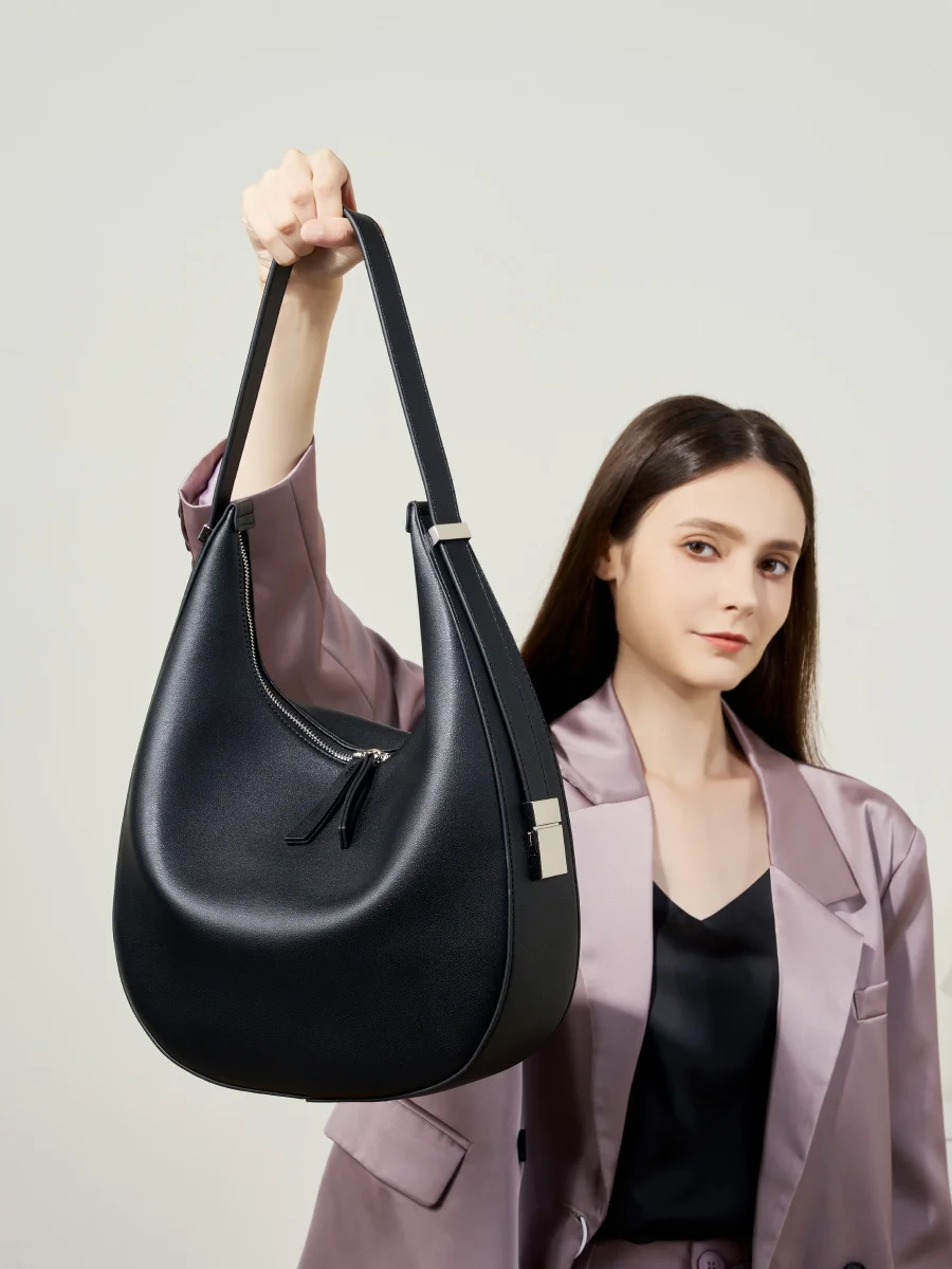 

2025 autumn and winter trend new niche design cowhide underarm bag shoulder bag portable leather crescent bucket bag women's bag