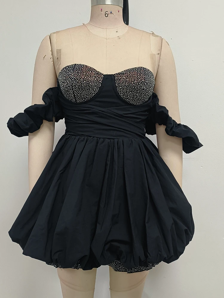 Mini robe noire dos nu pour femmes, épaules dénudées, avec détails de paillettes et perceuse sur la poitrine, robe de bal élégante et glamour pour soirée