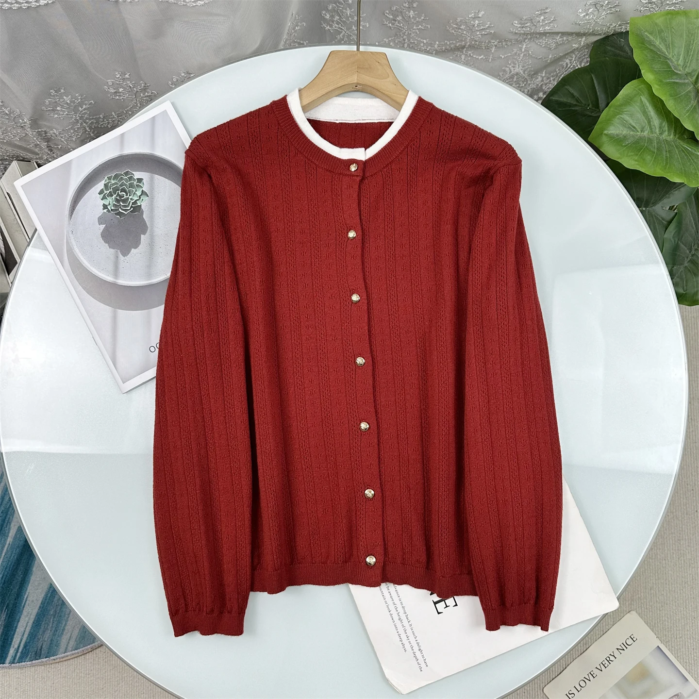 

Весенняя атмосфера 2026: Новинка! Повседневный универсальный красный вязаный кардиган в французском стиле для женщин, длинный рукав.