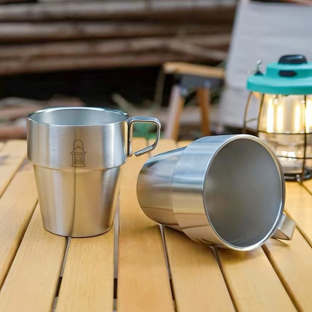 4er-Pack Campingbecher aus Edelstahl mit Griff, 10 Unzen, doppelwandig, stapelbar, Camping-Kaffeebecher mit Netztasche für Outdoor-Reisen – Detail 4