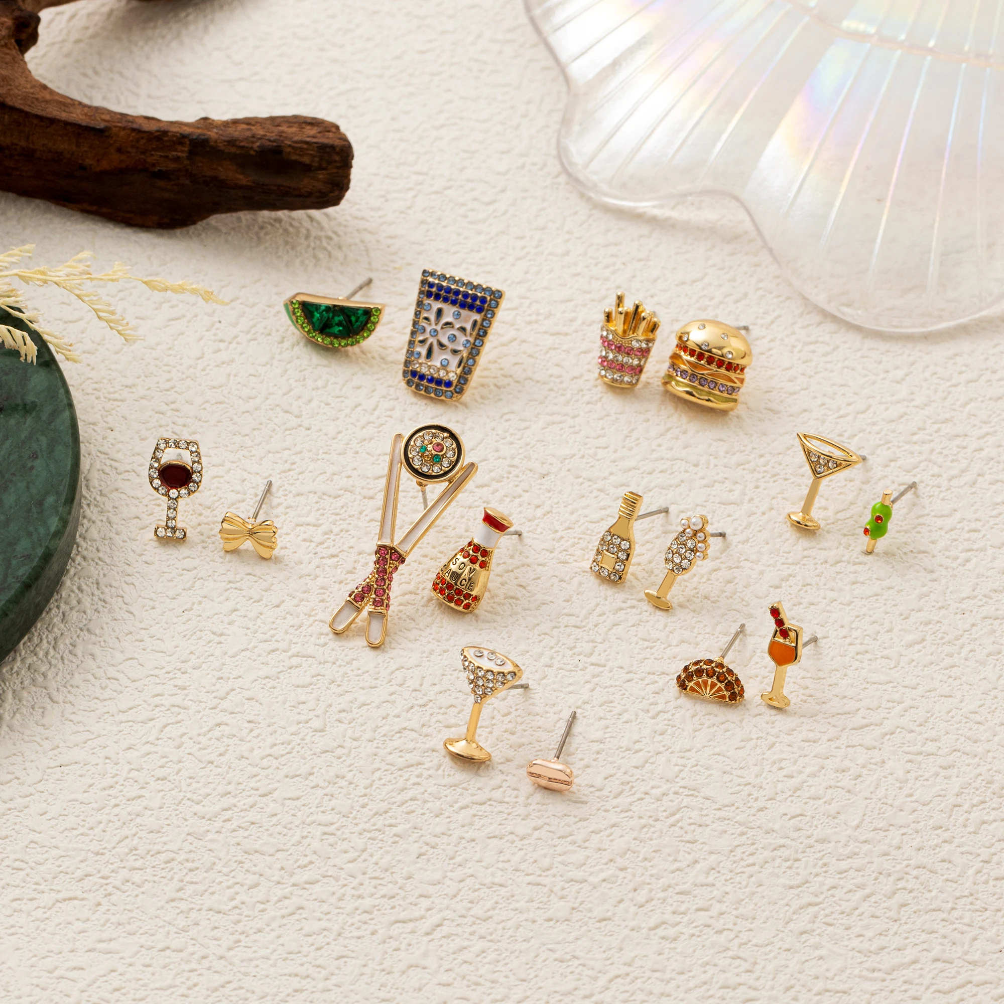 Ins غير المتماثلة الأقراط الماس الكامل الإبداعية الإفطار كوكتيل لطيف شخصية ترصيع للنساء