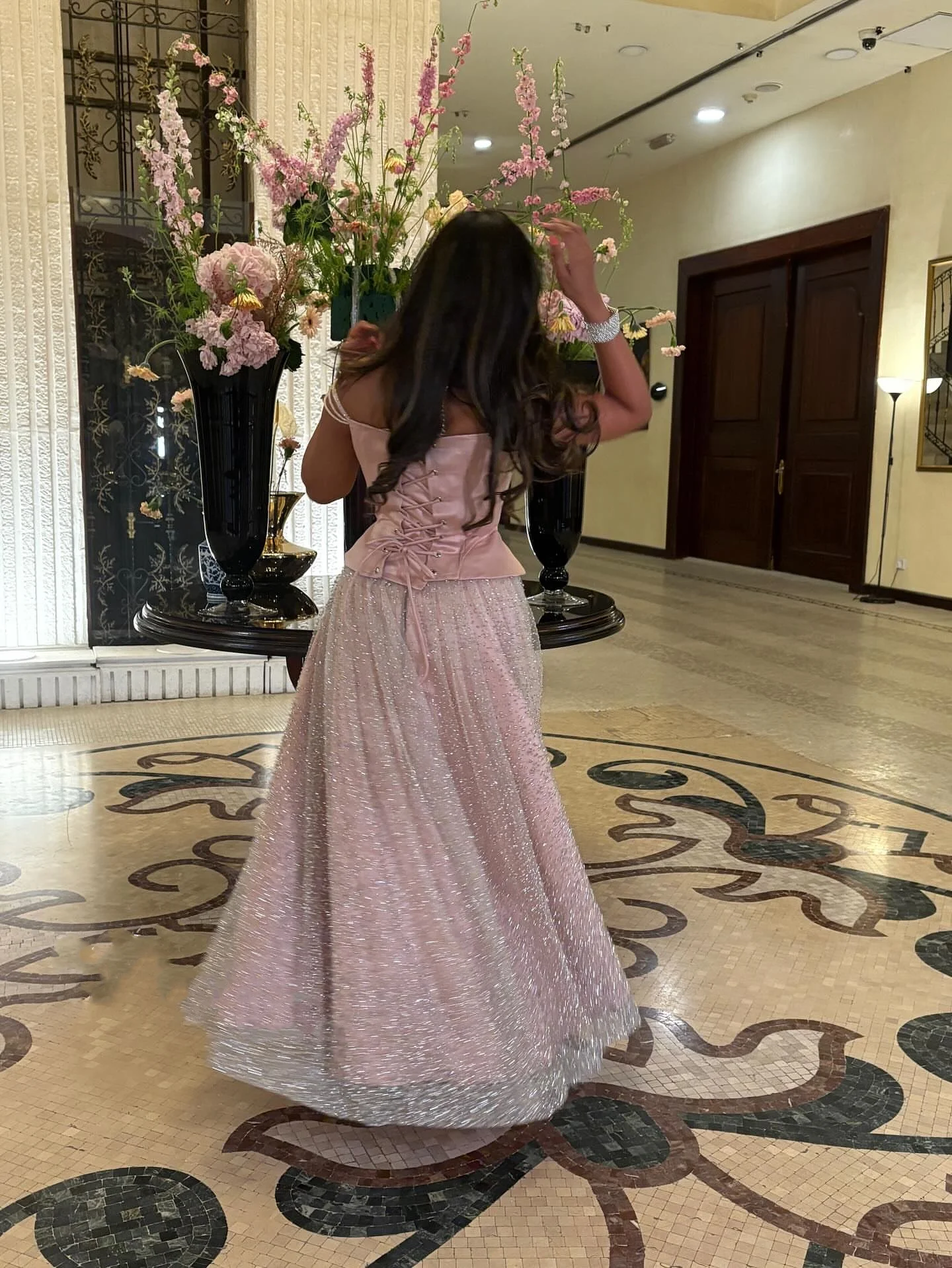 Meetlove-vestidos de graduación sin mangas, color rosa, personalizados, con hombros descubiertos, línea A, lentejuelas, largo hasta el suelo, sin mangas, satén brillante, noche