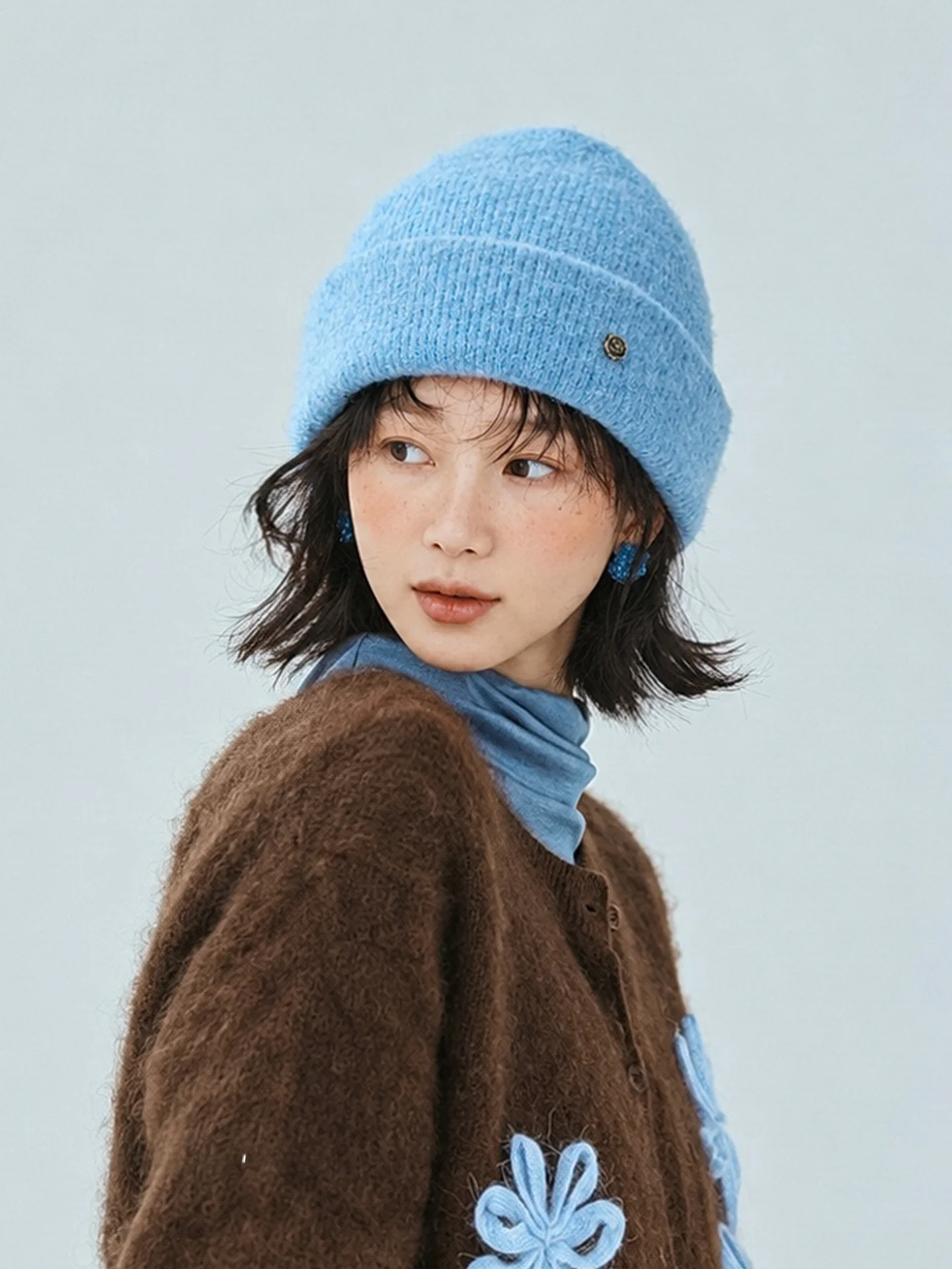 warm-knitted-woolen-turtleneck-hat-for-women-winter-fashionable-face-slimming-bendable-brim-hat-breathable-thickened-knit-cap