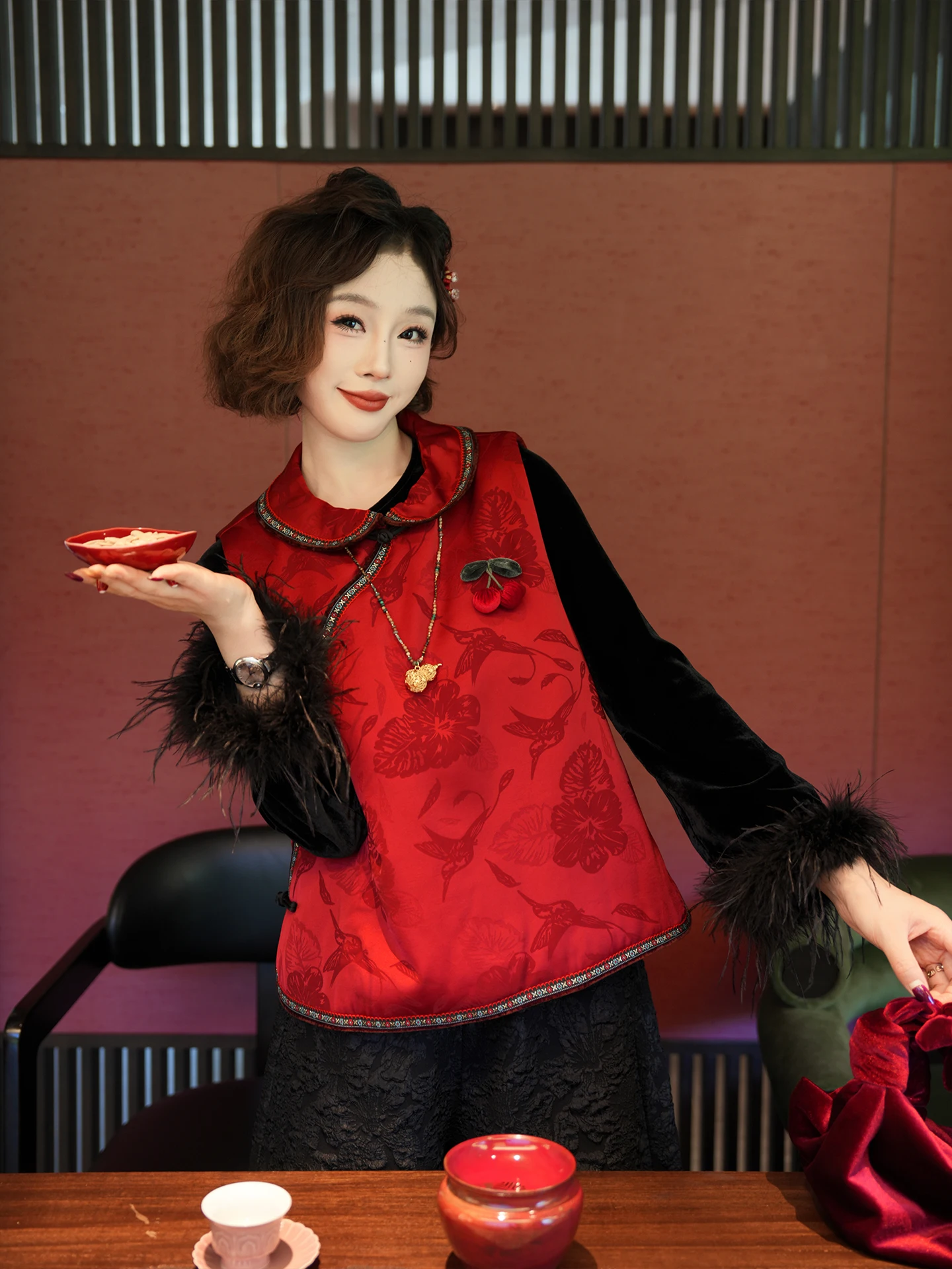 

Красный жилет из шелкового хлопка с вышивкой, новый китайский стиль, с воротником-стойкой, утепленный, оригинальный дизайн, женская модная одежда