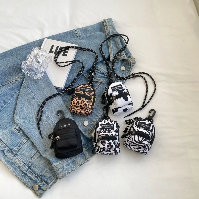 حقيبة أطفال عصرية بطبعة الفهد حقيبة كتف للفتيات حقيبة كروس للسفر في الهواء الطلق حقيبة سماعة رأس مغلف أحمر للفم