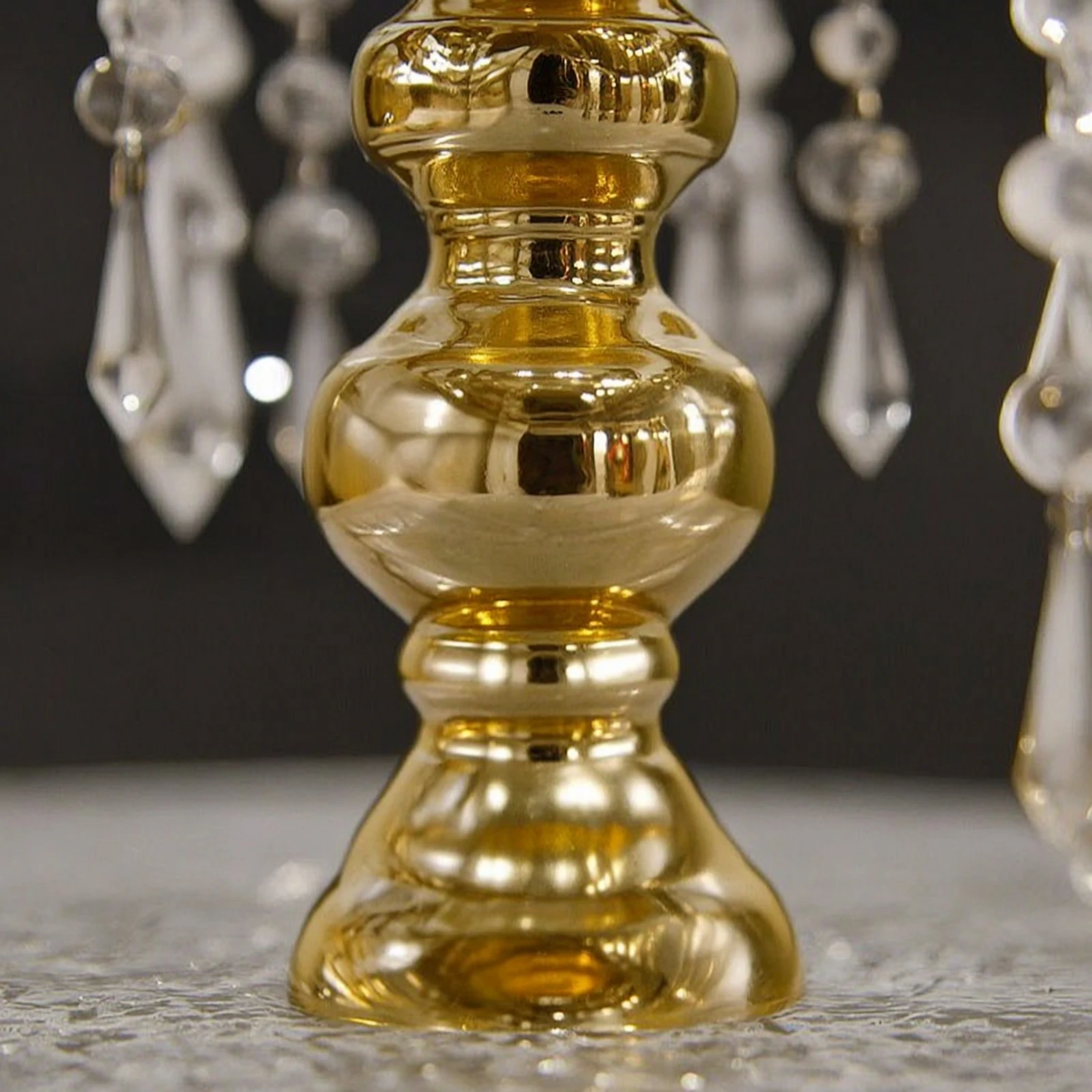 support-a-gateau-elegant-avec-cristaux-suspendus-presentoir-sureleve-avec-pendentifs-en-cristal-texture-pierre-doree