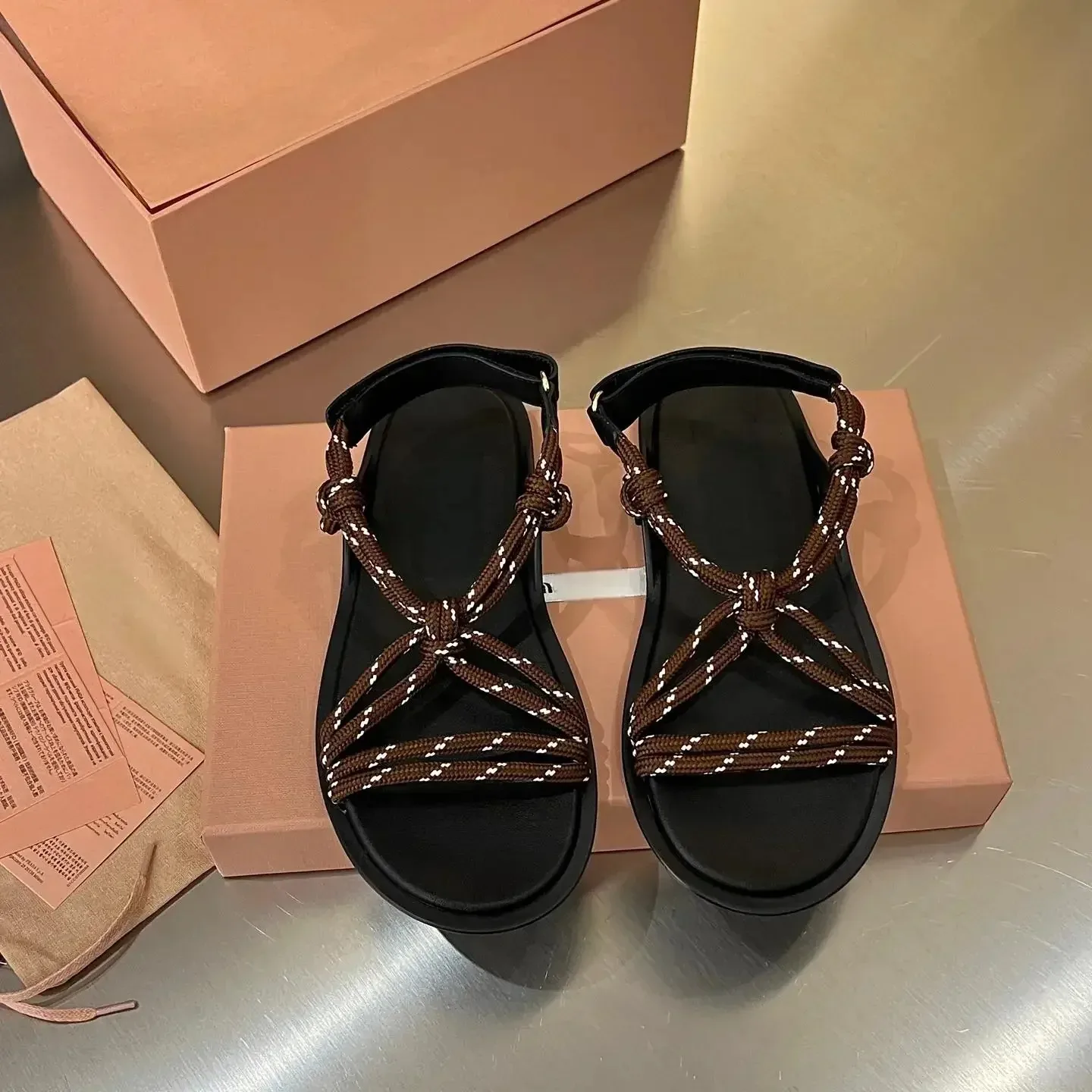 

Уличные сандалии, модные модели обломок журналов, роскошные подарки, новые летние сандалии на плоской подошве в праздничном стиле серии MIU, домашние сандалии