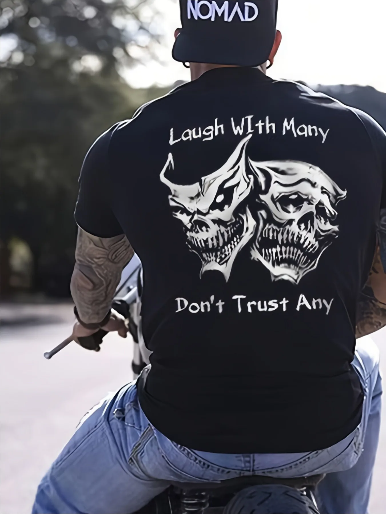 

Мужская футболка с принтом черепа и надписью "Make Many Friends, But Trust Few" на спине, из дышащей ткани.