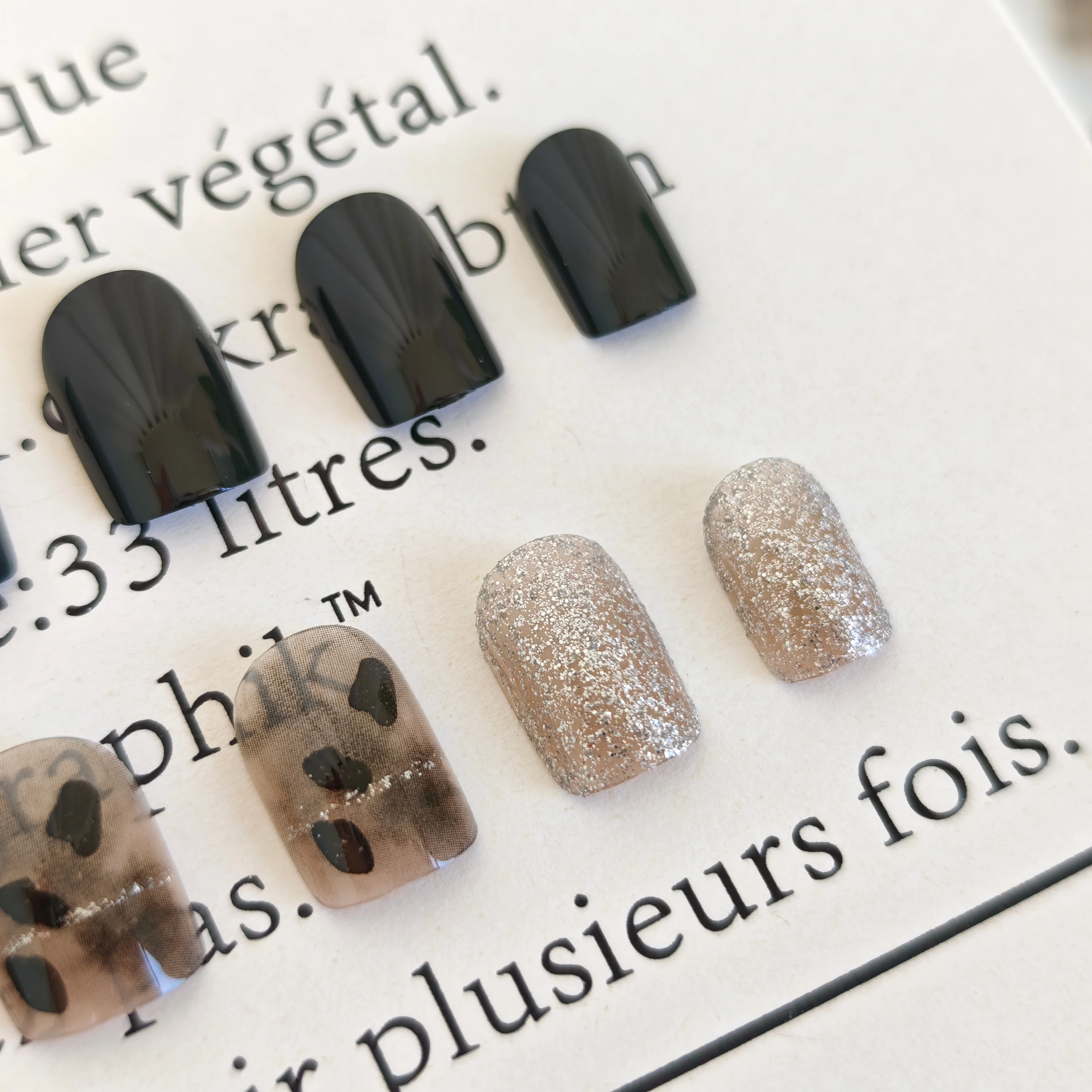 

24PCS Black Edgy Gradient Design Ombré Press-On Nails – Short Length With Silver Glitter False Nails With Wearing Tools