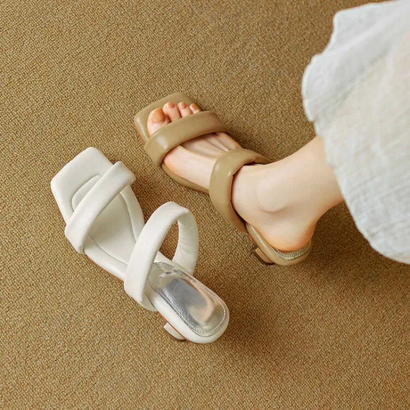 

Новые женские сандалии. Тапочки с открытым носком. Сандалии на высоком каблуке с квадратным носком. Женские домашние уличные тапочки оригинального дизайна из воловьей кожи