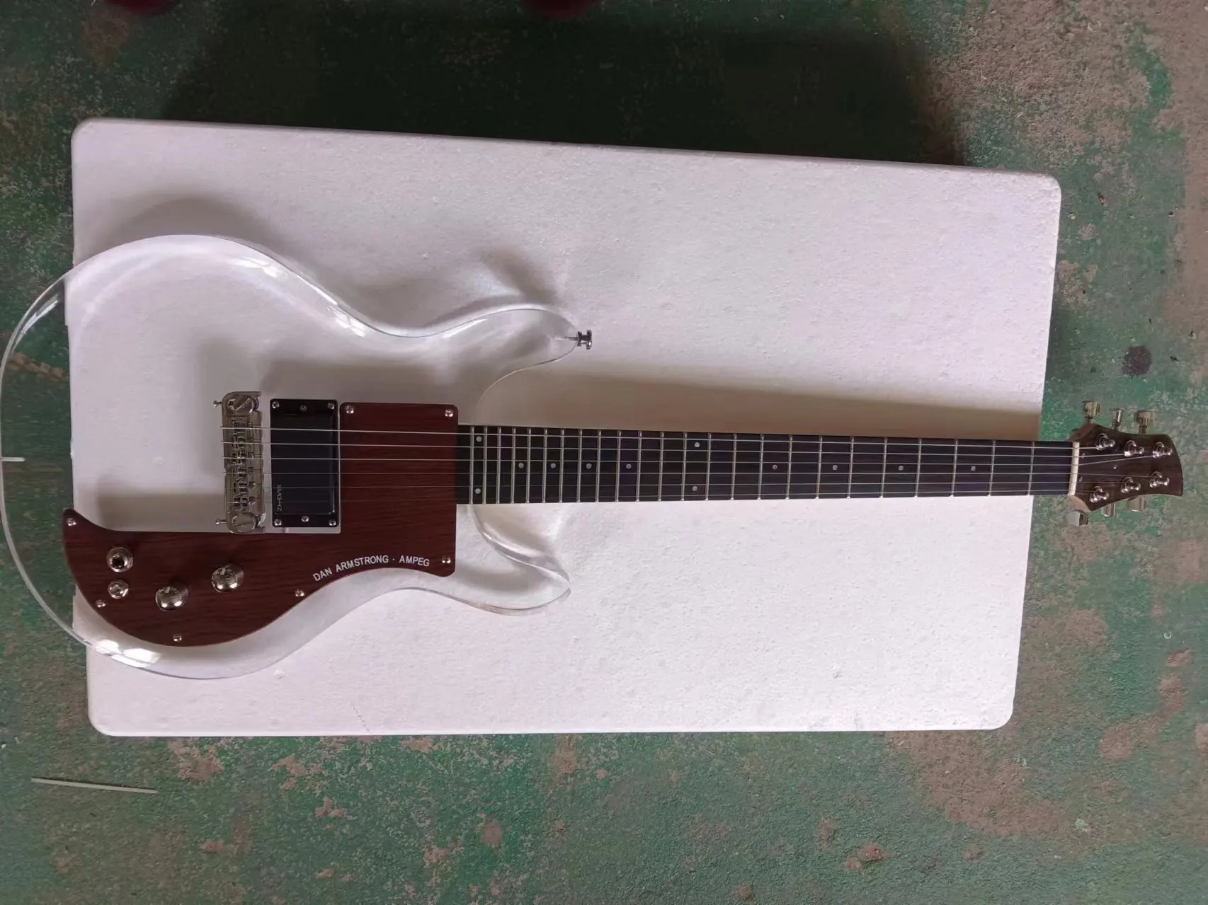 High-quality electric guitar, acrylic body, rosewood fingerboard, rosewood pickguard, free shipping