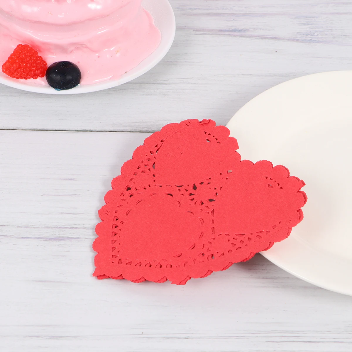 

100 Sheets Red 4 Inches Heart Shape Lace Doilies Oil-Absorbing Disposable Cake Box Liner Hollow Out Packaging Paper Pad